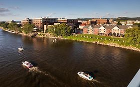 Courtyard La Crosse Downtown/Mississippi Riverfront Hotel Exterior photo