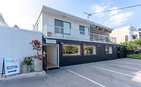 Surf Inn Boutique Backpackers - Free Breakfast Gold Coast Exterior photo