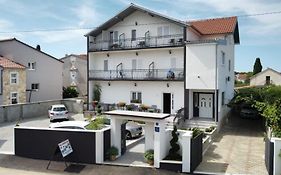 Bed & Breakfast Maki Bed & Breakfast Biograd Na Moru Exterior photo