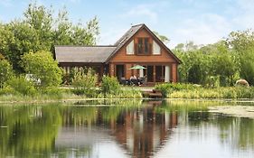 Anglesey Lakeside Lodges Menai Bridge Exterior photo