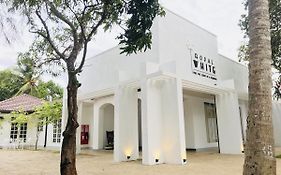 Royal White Tourist Rest Hotel Anuradhapura Exterior photo