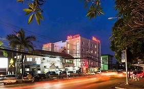 Ibis Vientiane Nam Phu Hotel Exterior photo