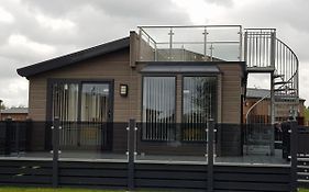 Hot Tub Hols In Lodge With Roof Terrace Tattershall Exterior photo