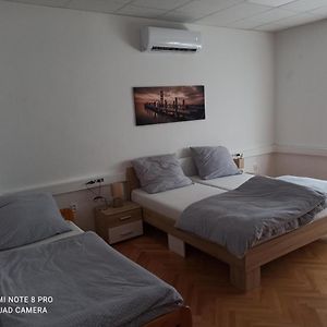 Apartmanovy Dom Stummerova Apartment Topolcany Exterior photo