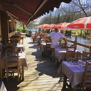 Hotel Restaurant Les Gorges De Chouvigny Exterior photo