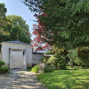 Le Presbytere De La Cite Royale De Loches Bed & Breakfast Exterior photo