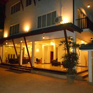 Onreech Hotel Seeduwa Exterior photo