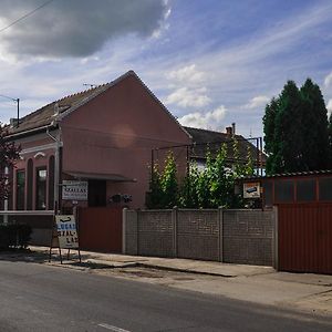 Lugas Szallas Hotel Jaszbereny Exterior photo