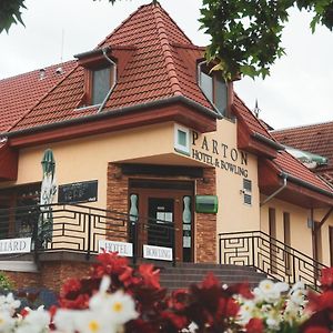 Parton Hotel & Bowling Tiszakecske Exterior photo