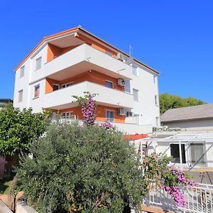 Family Friendly Apartments With A Swimming Pool Mavarstica, Ciovo - 16559 Trogir Exterior photo