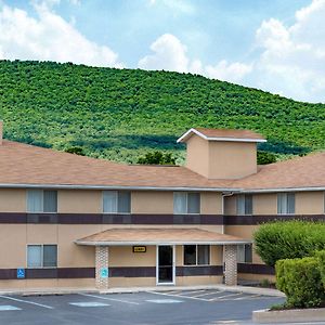 Super 8 By Wyndham Burnham/Lewistown Hotel Exterior photo