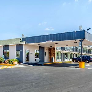 Econo Lodge Shorewood Exterior photo