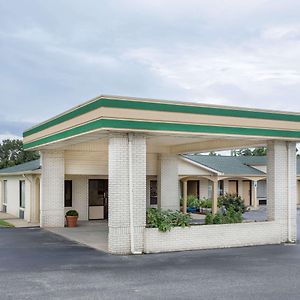 Super 8 By Wyndham Sumter Motel Exterior photo