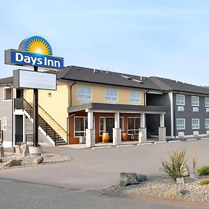 Days Inn By Wyndham 100 Mile House Exterior photo