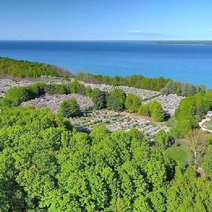 Moonridge Cottage Suttons Bay Exterior photo