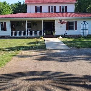 The Farmhouse Inn Bed And Breakfast Nappanee Exterior photo