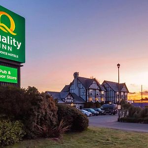 Quality Inn Waddling Dog Saanichton Exterior photo