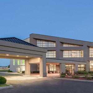 Wyndham Garden Conference Center Champaign - Urbana Hotel Exterior photo