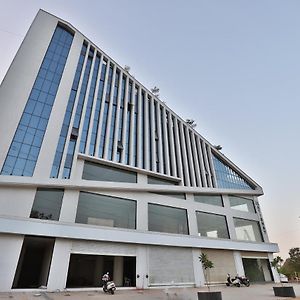 Oyo Hotel Raadhe Ahmedabad Exterior photo