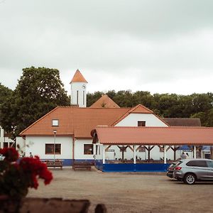 Cechuv Dvur Hotel Louka  Exterior photo