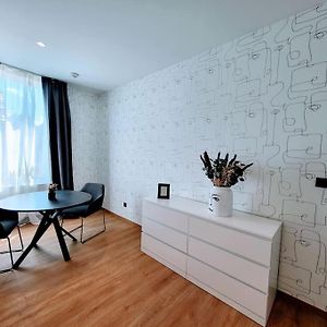 Black&White Studio Apartment Mons Exterior photo