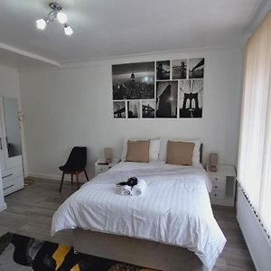 Deluxe Double Bedroom With Private Bathroom, Parking And Wifi Leeds  Exterior photo