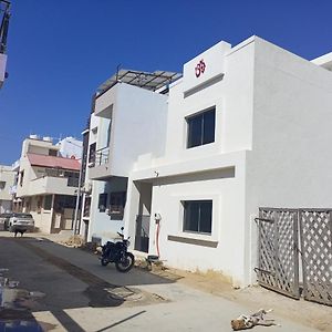 Dwarka Bungalow 1 Only Family Hotel Exterior photo