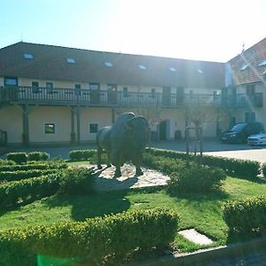 Bison Ranch Hotel Roznov Exterior photo