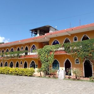 Hotel Y Restaurante Tzutujil San Lucas Toliman Exterior photo