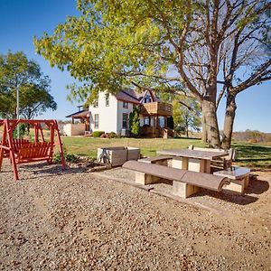 Historic Atchison Farmhouse With Patio Near Downtown Villa Exterior photo