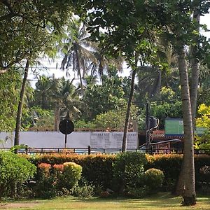 Transit Cabin Hotel Seeduwa Exterior photo