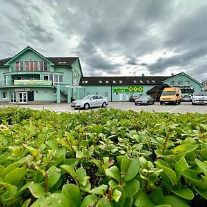 Hotel Zeleny Dvor Senec Exterior photo