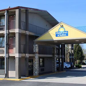 Days Inn & Suites By Wyndham Springfield On I-44 Exterior photo