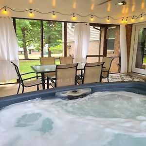 Urban Excitement Suburban Calm Hot Tub & Game Room Louisville Exterior photo