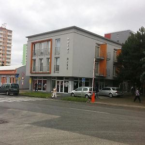 Hotel Arli Senica Exterior photo