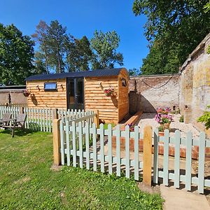 Gatwick Hideaway Hut Hotel Charlwood Exterior photo