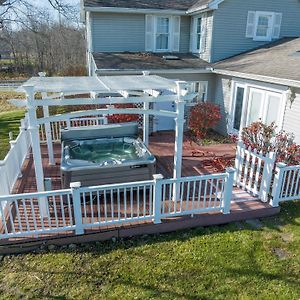 Maplewood Farmhouse + Hot Tub Villa Howland Corners Exterior photo