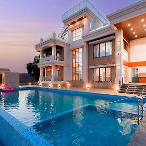 Crown Crest With Swimming Pool, Alfresco Dining & Lawn By Stayvista Karjat Exterior photo