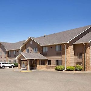 Smoky Hill Inn And Suites Salina Exterior photo