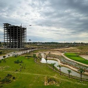 Luxury Studio Apartment Golf And Lake View At Eighteen Islamabad Exterior photo