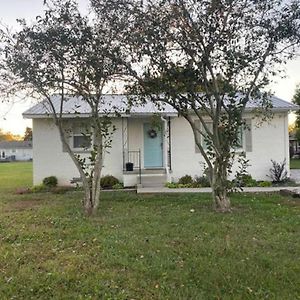 Newly Renovated Cozy Place Minutes From The Lake Apartment Winchester Exterior photo