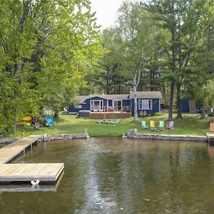 Waterfront Cottage - Fireplace - Kawartha Lakefield Exterior photo