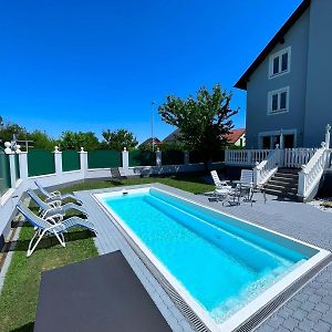 Luxurioeses Apartment Mit Pool Vienna Exterior photo