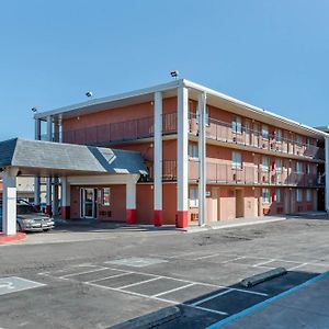 Pueblo Inn Exterior photo