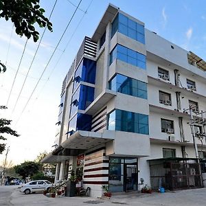 Hotel Taj Galaxy Tajganj Exterior photo