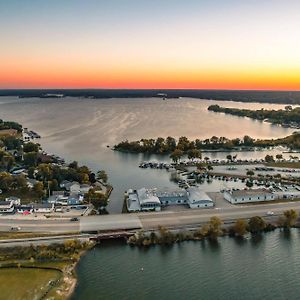 Pistakee Marina Boat House Villa Fox Lake Exterior photo