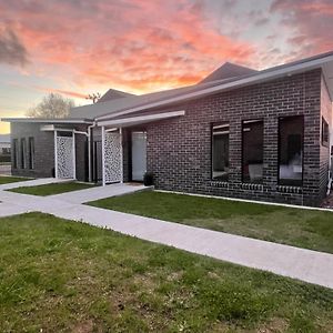 Four Square Short Stay Accommodation Railton Exterior photo