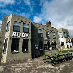 Oyo Ruby Pub & Hotel Brighton Exterior photo