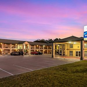 Best Western Executive Inn Hallettsville Exterior photo