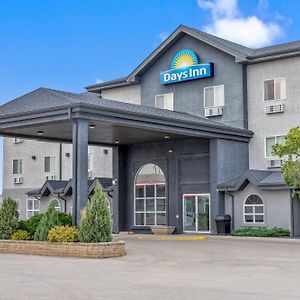 Days Inn By Wyndham Steinbach Exterior photo